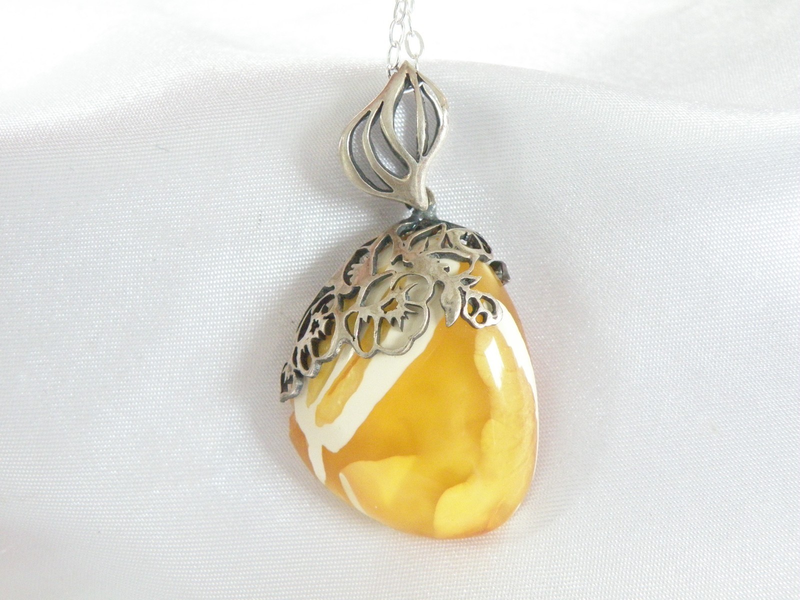 Vintage Sterling Silver 925 Butterscotch Egg Yolk Amber Pendant Necklace