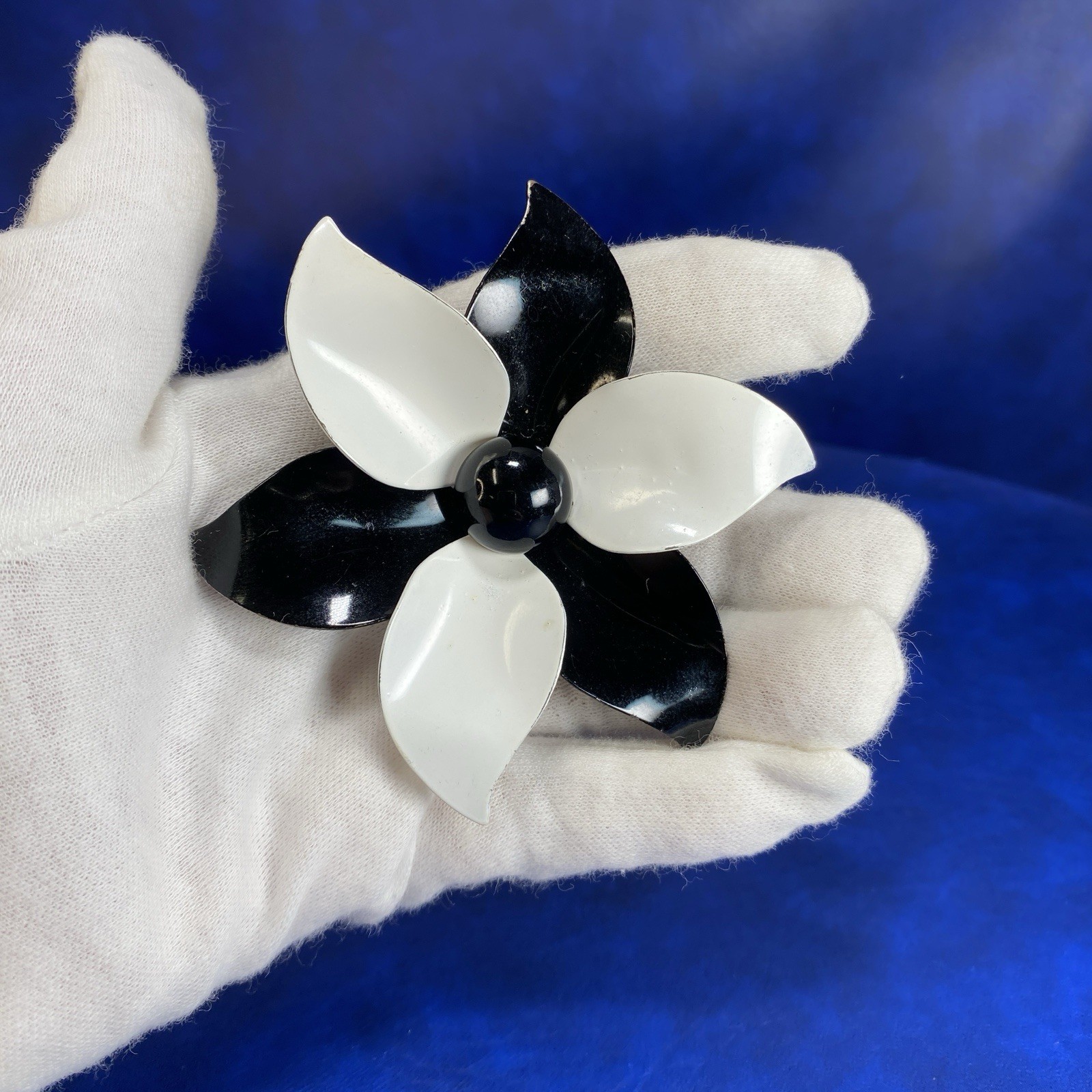 Vtg Unsigned Black & White Metal Flower Brooch Pin Mid-Century Bold 3.25 Inch