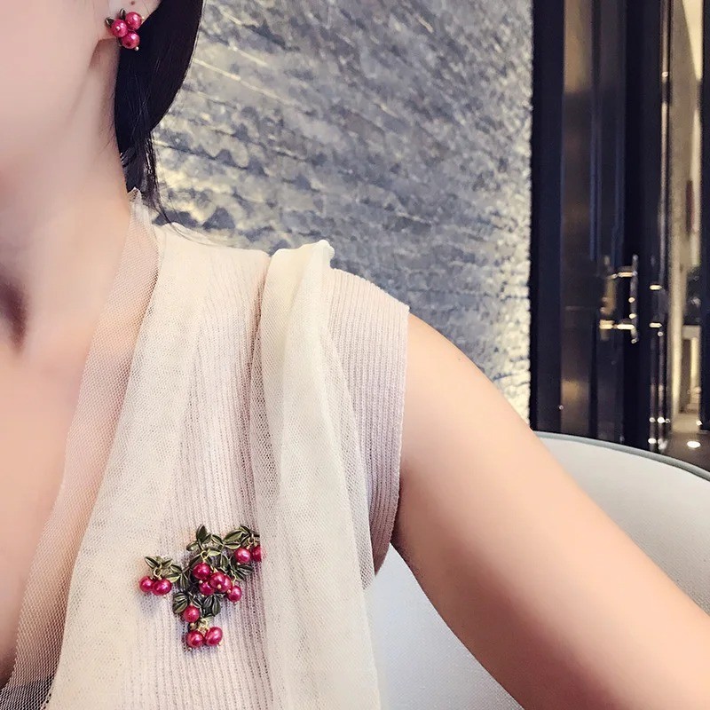 Elegant Green Cranberry Brooch Metal Pin Pearl Plant Leaf Accessories Jewelry