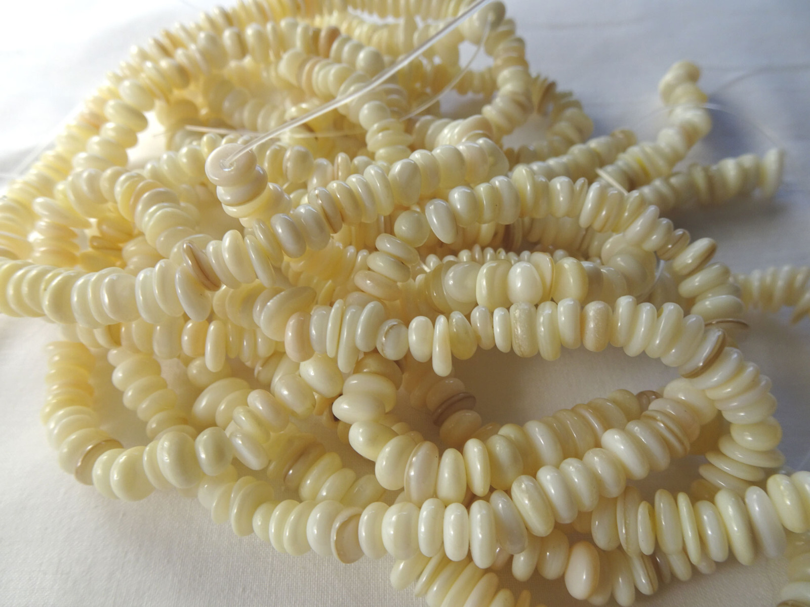 15 3/4″ Strand Shell Beads Smooth Rondells Light Yellow 5-8mm Wide A507 DNG