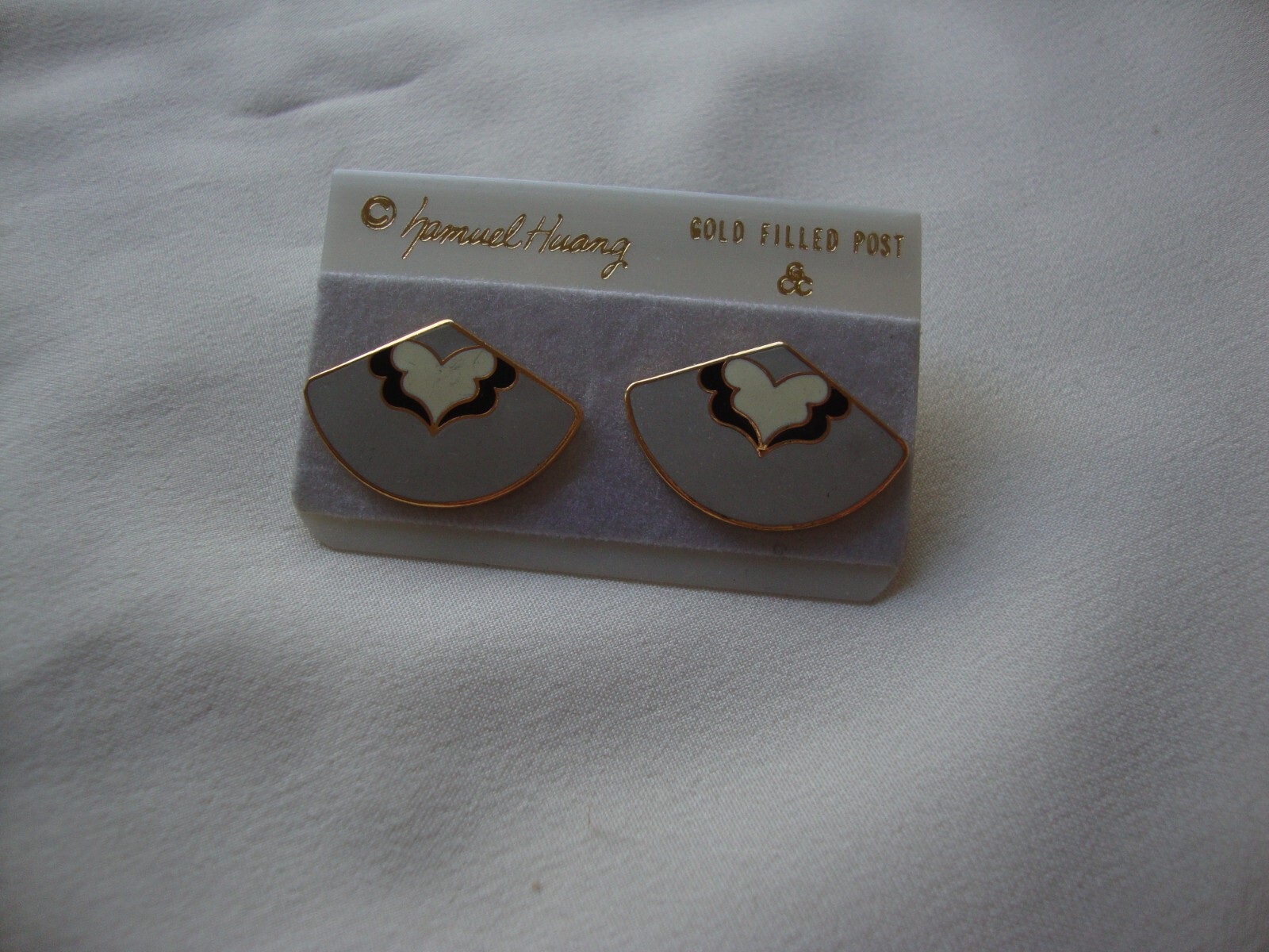 VINTAGE SAMUEL HUANG SIGNED DESIGNER CLOISONNE FAN WHITE BLACK & GRAY EARRINGS
