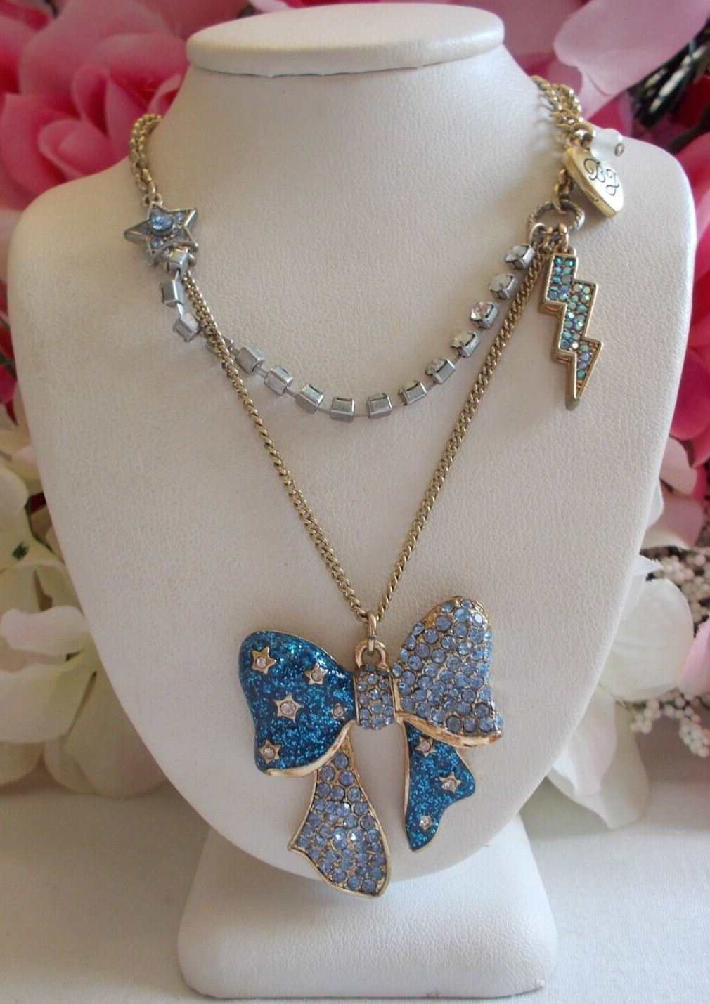 BETSEY JOHNSON LOVELY BLUE HEAVEN’S TO BETSEY PAVE CRYSTAL INLAY BOW NECKLACE