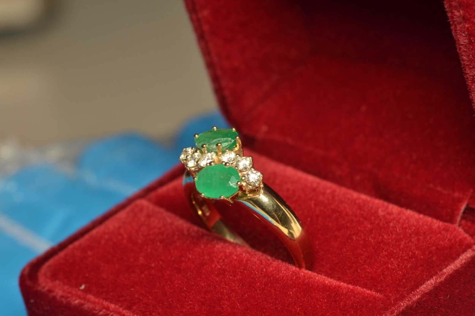 14k gold ring 1.8ct green emerald brilliant 0.27ct 6.7gr. Estimate: 1600€