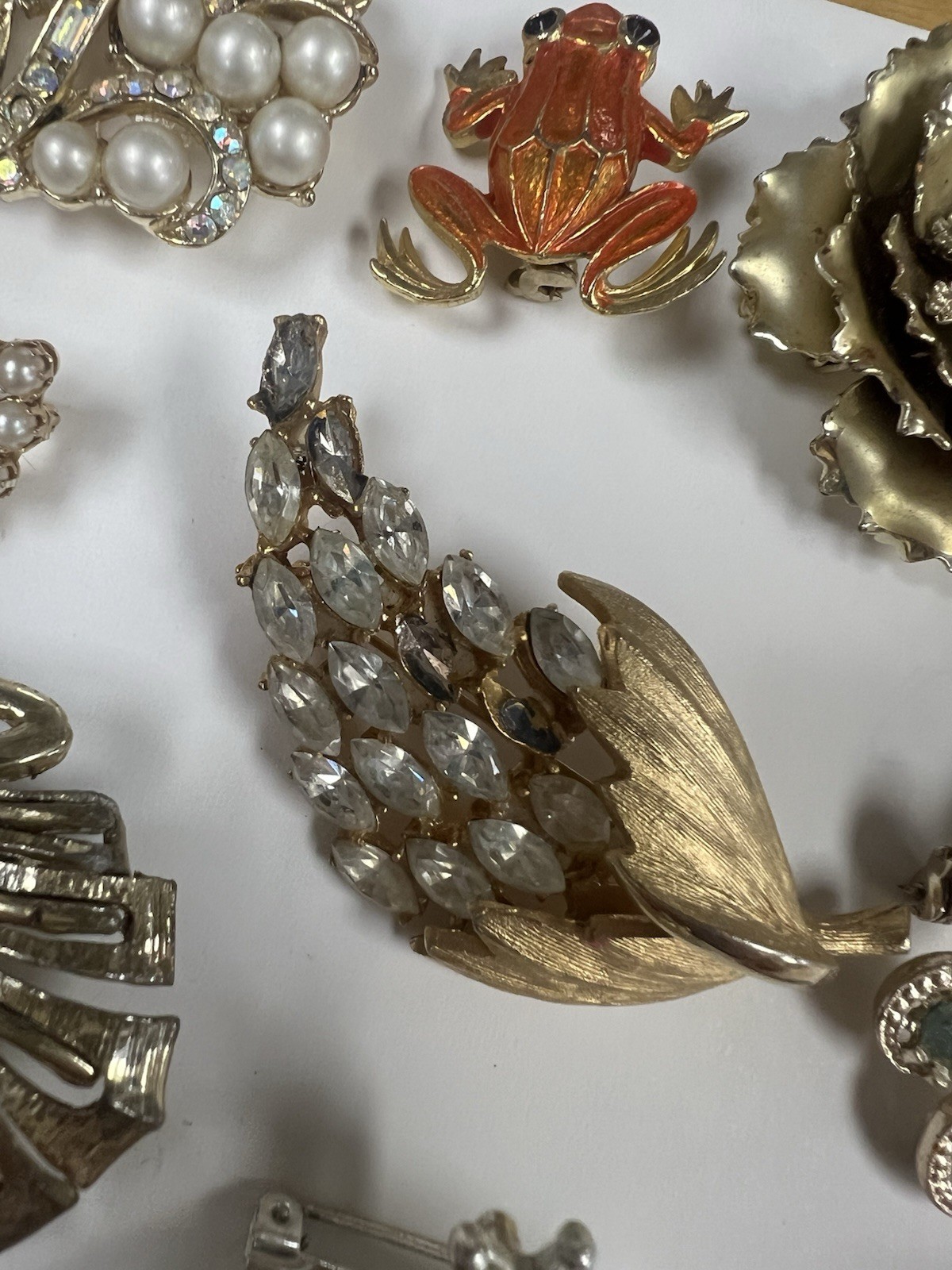 Lot Of Vintage Costume Jewelry Brooches / Pins Flowers, Frogs, Gold Tone, Etc