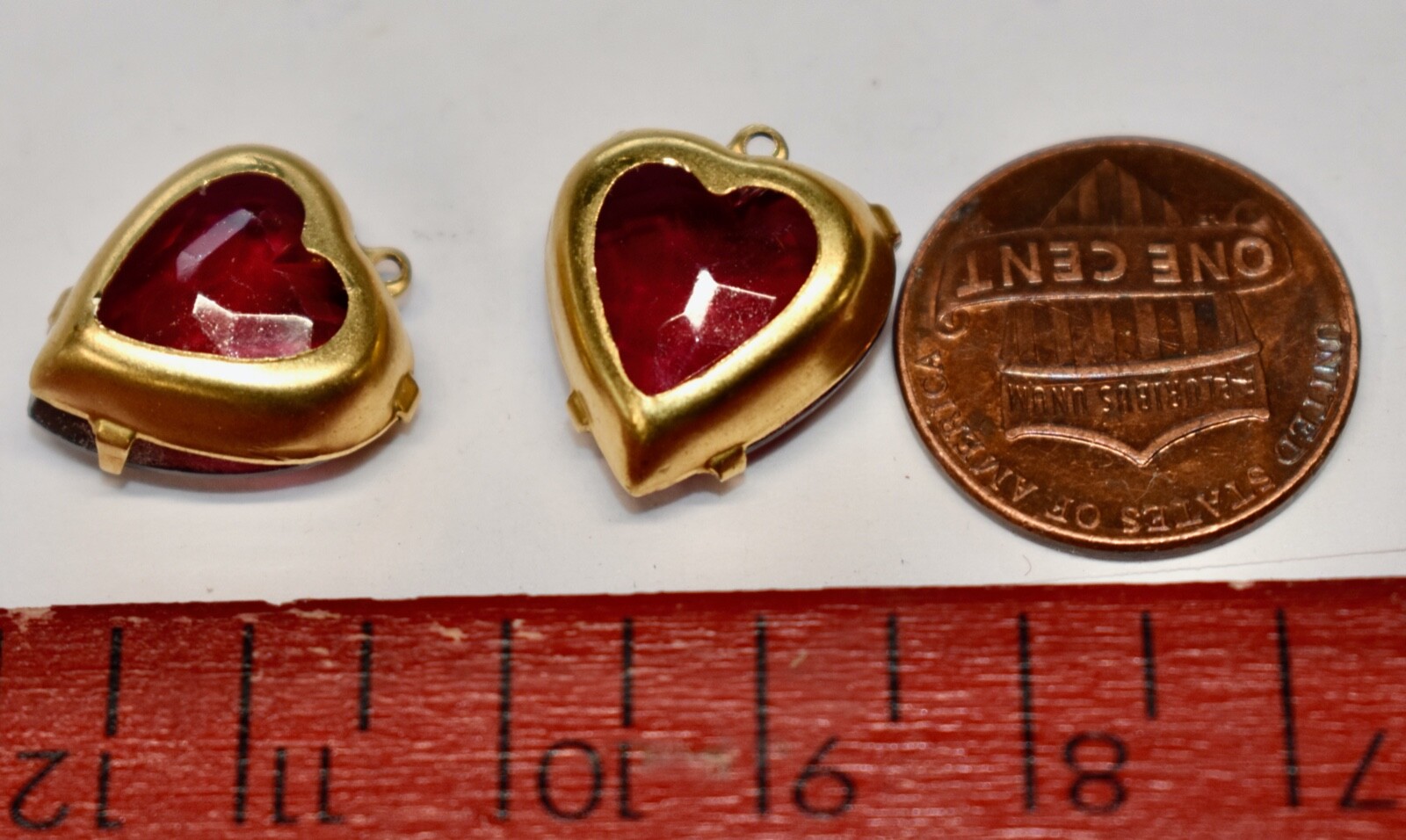 VINTAGE DARK PINK GLASS HEARTS BEAD PENDANTS in BRASS 15mm HEARTS