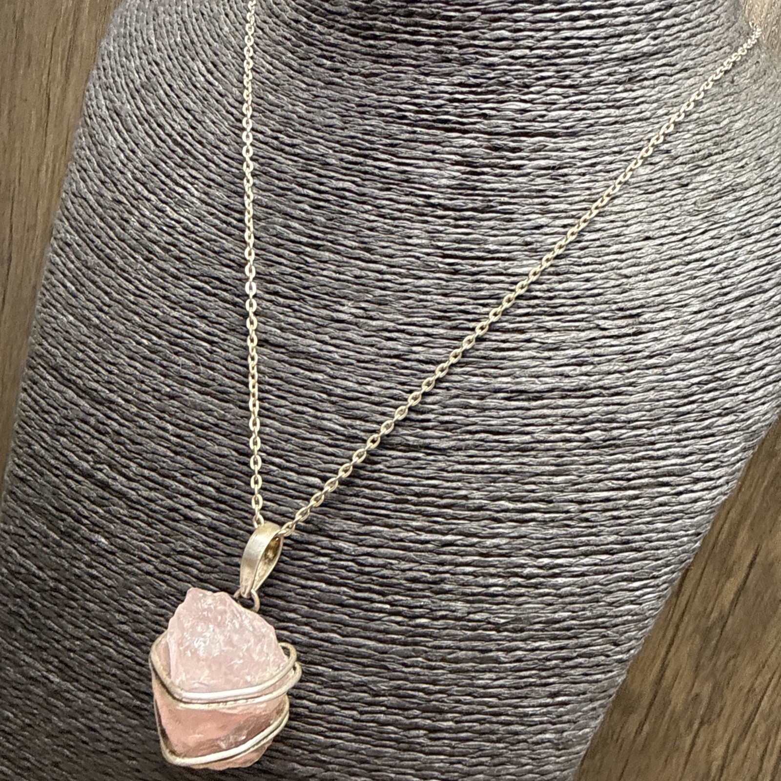 RETRO Rose Quartz Pendant Necklace Silver Tone Chain 46cm/18″ Nugget Wire Wrap