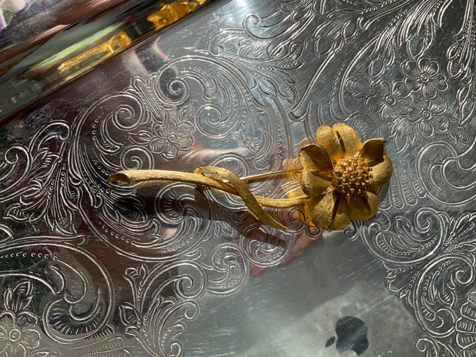 VINTAGE 1950s signed BSK satin brushed Gold Filled large flower brooch 4”