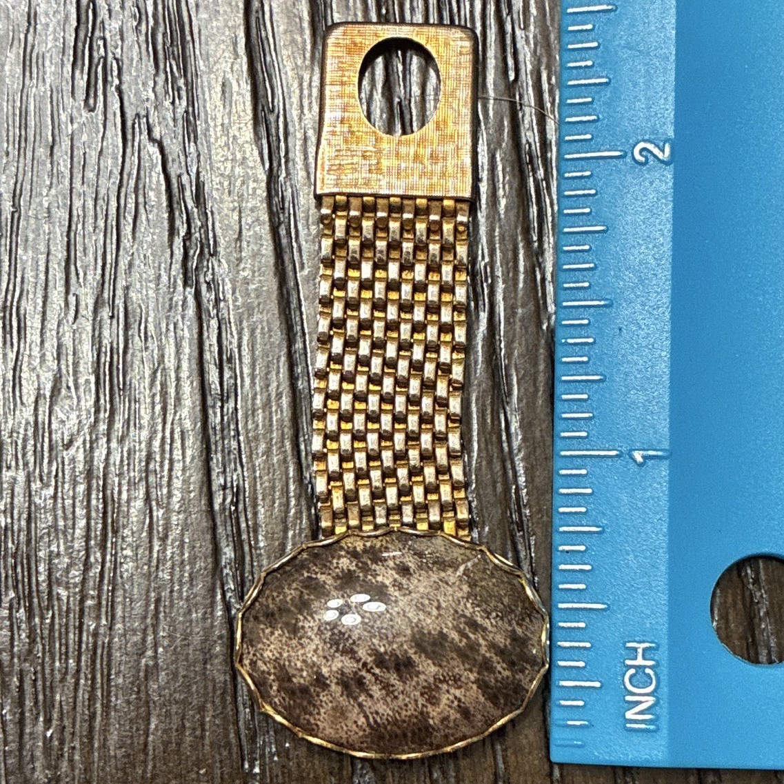 Gold Tone Mesh Chain Bracelet Oval Centerpiece Fold-Over Closure 6 in