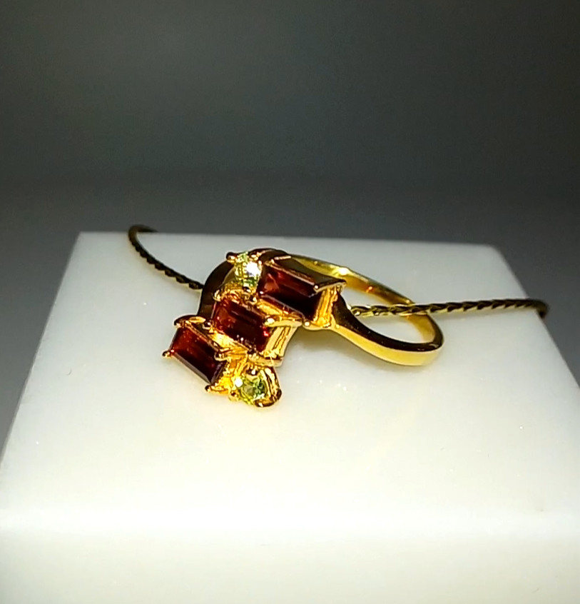 🔥🔥🔥Exclusive GARNET & PERIDOT RING in Silver and Gold – UNIQUE, Size 17.25