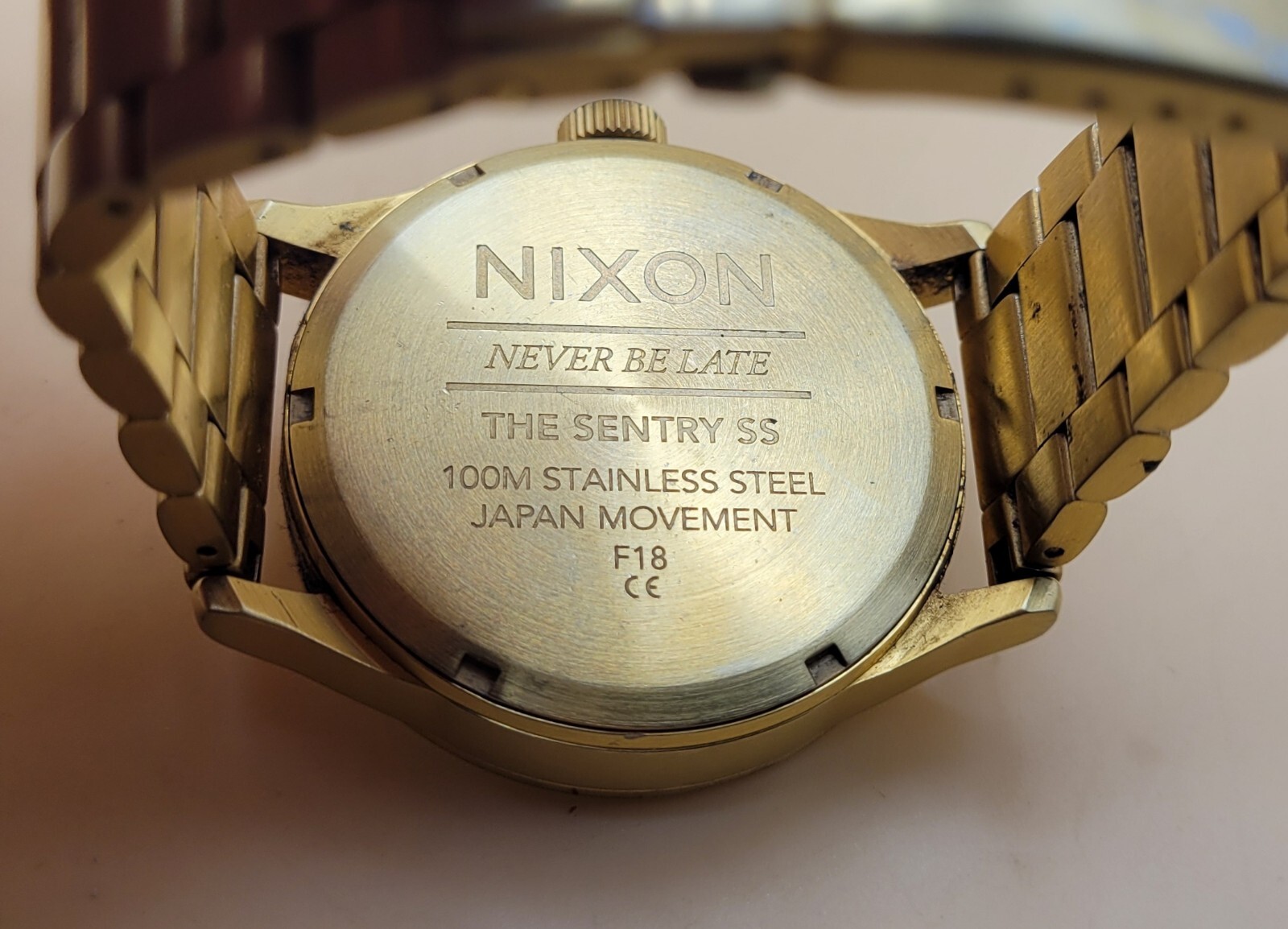 Nixon Mens’ Gold Tone Wrist Watch “Never Be Late” SS Sentry *WORKING* 100M ⌚️