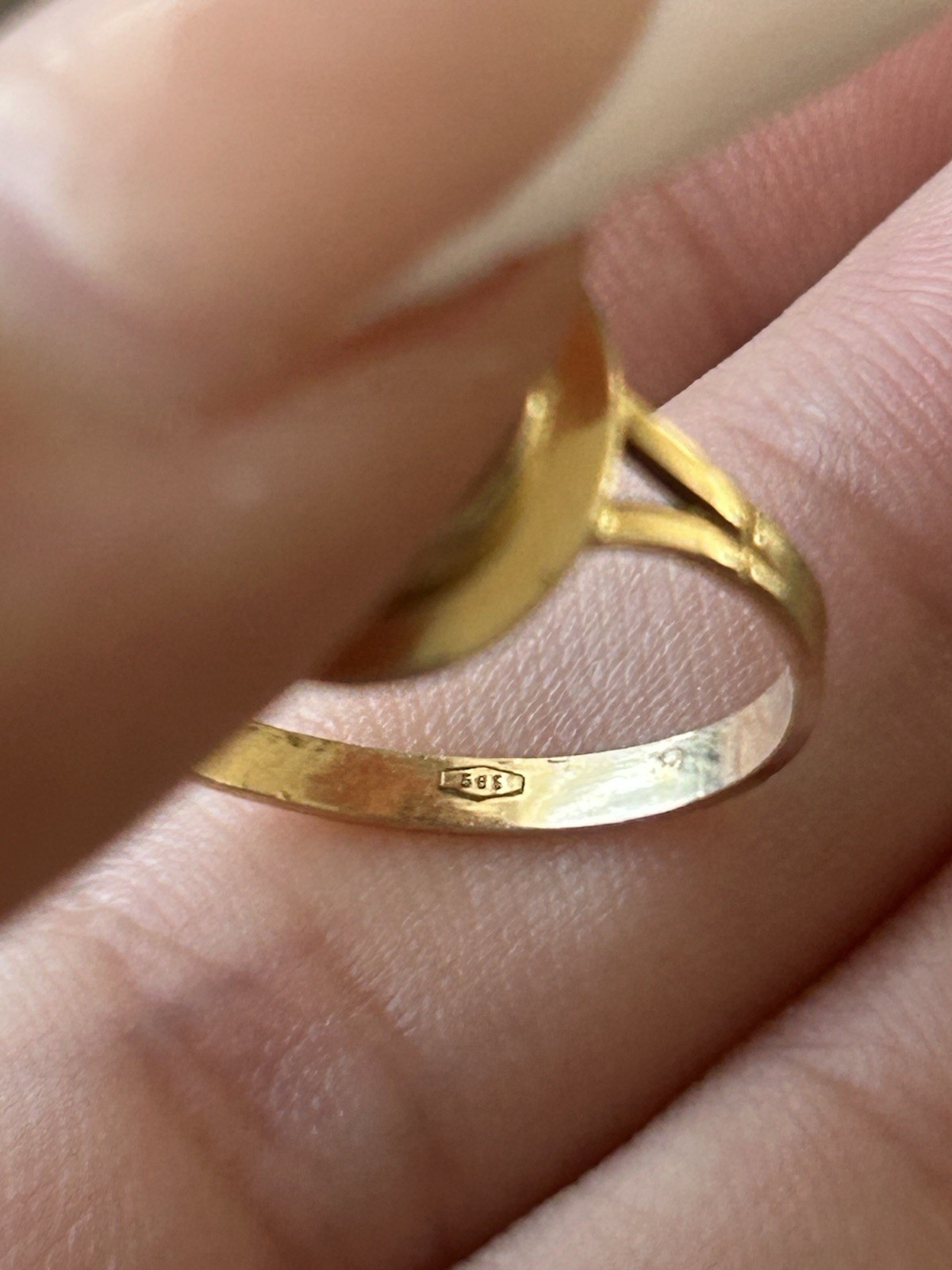 14k Stamped 585 Yellow Gold Ring Size 7.5 Vintage Left Facing Cameo Design 2.4g