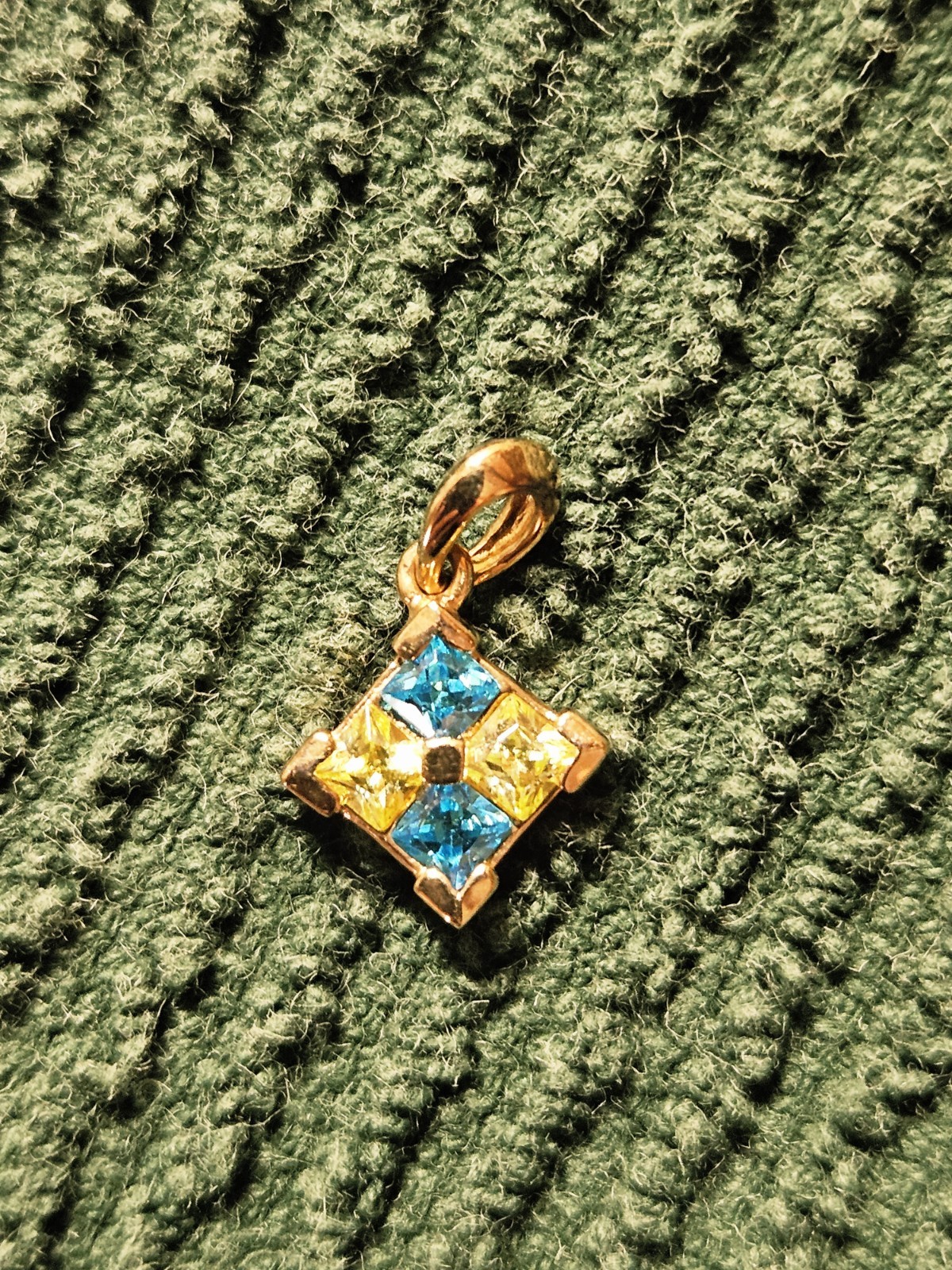 GOLD OVER 925 DIAMOND SHAPE PENDANT WITH BLUE AND YELLOW CZ STONES