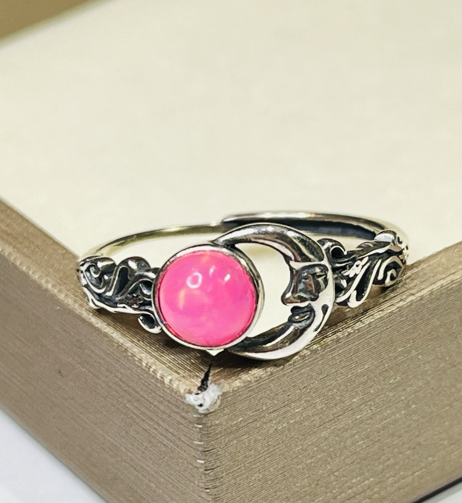 Vintage 925 Sterling Silver Natural Pink Rainbow Opal Man In Crescent Moon Ring