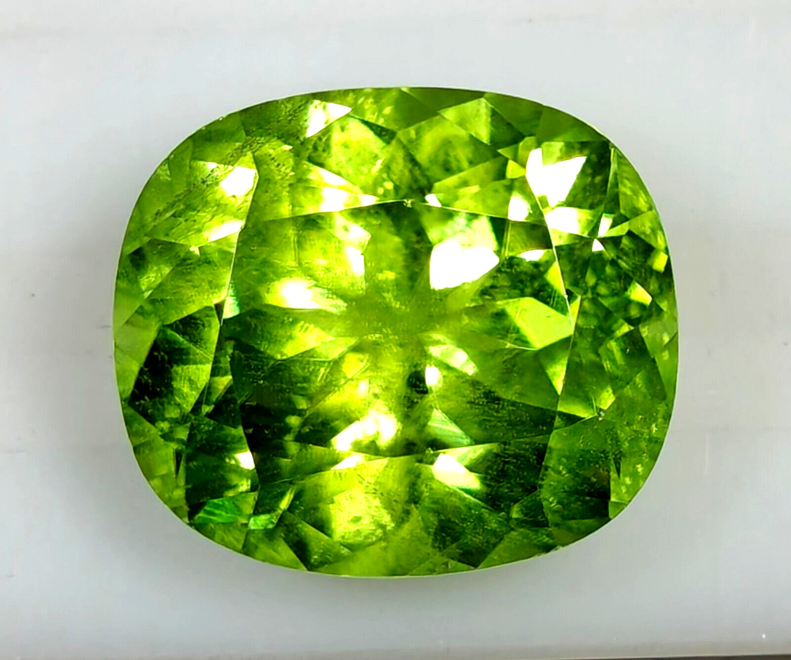 NATURAL PAKISTAN PERIDOT 10.16Cts BEAUTIFUL LUSTER GOOD COLOR CUSHION LOOSESTONE
