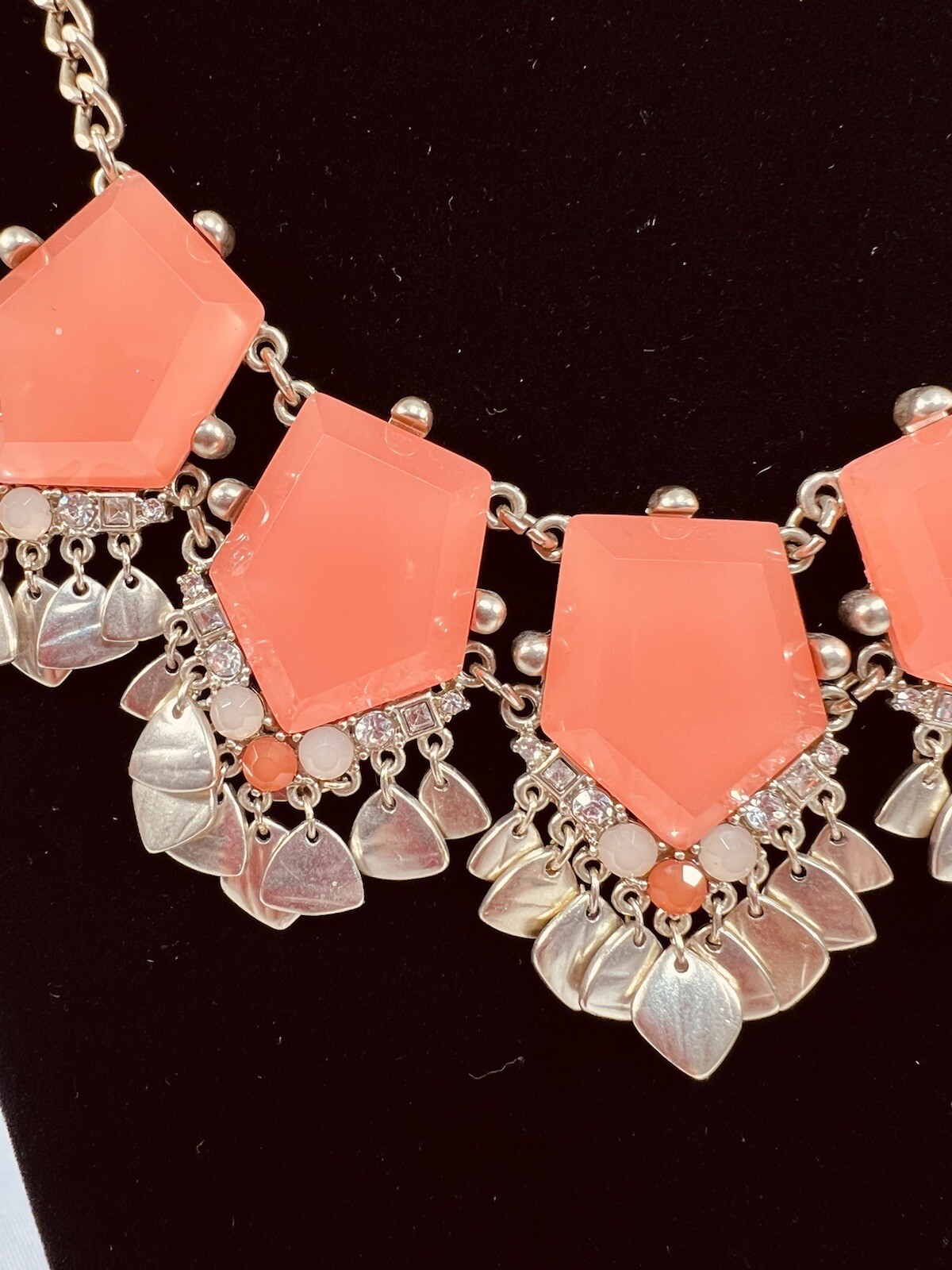 ANN TAYLOR LOFT Gold CHAIN 18” STATEMENT NECKLACE Coral GEM RHINESTONE 3” Extend