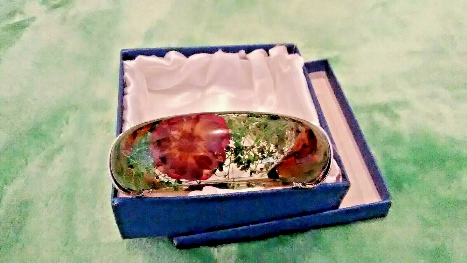 Bold South African Tigers Eye Chips Lucite Silver Tone Bangle (8 in) 100.00 cts