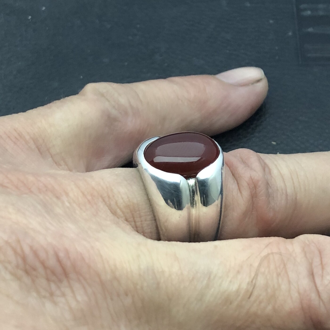 MJG STERLING SILVER MEN’S RING. 16 x 12mm CARNELIAN. SIZE 10. 26 grams