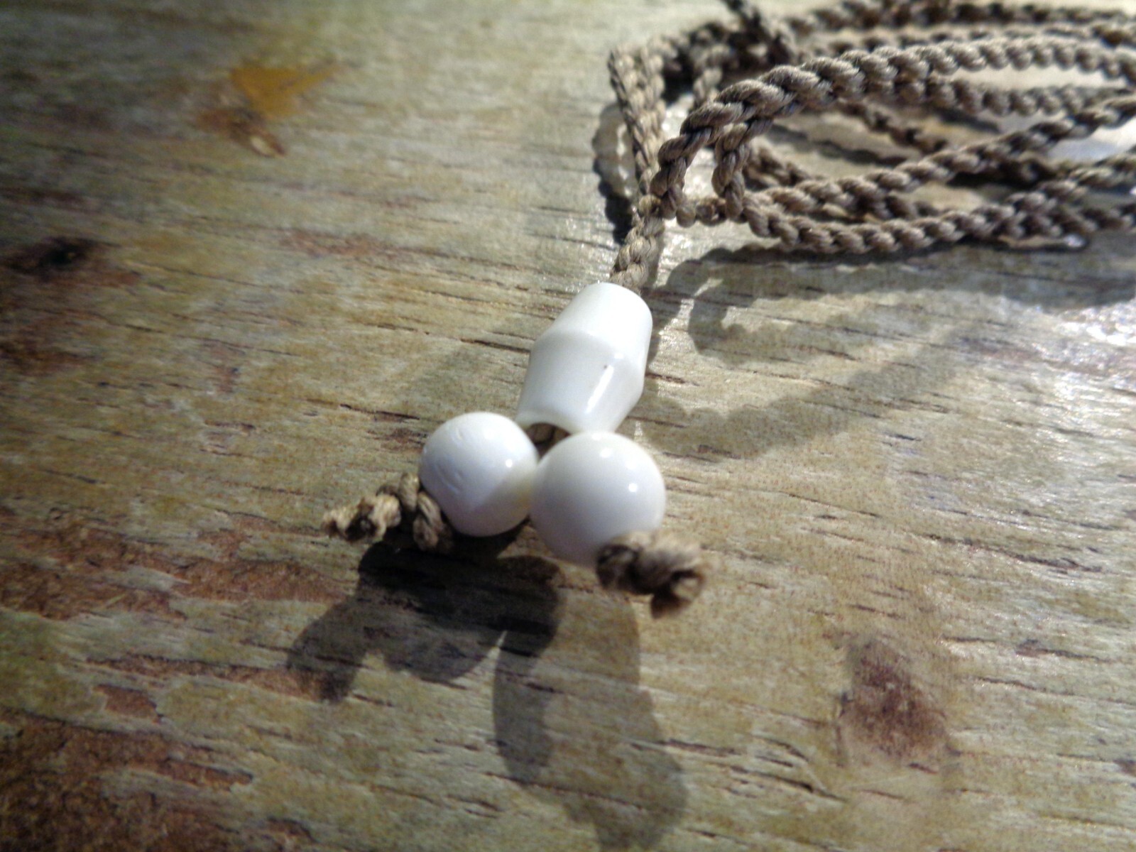 31MM CARVED WATER BUFFALO BONE HAWAIIAN MANO NIUHI SHARK PENDANT NECKLACE 28″