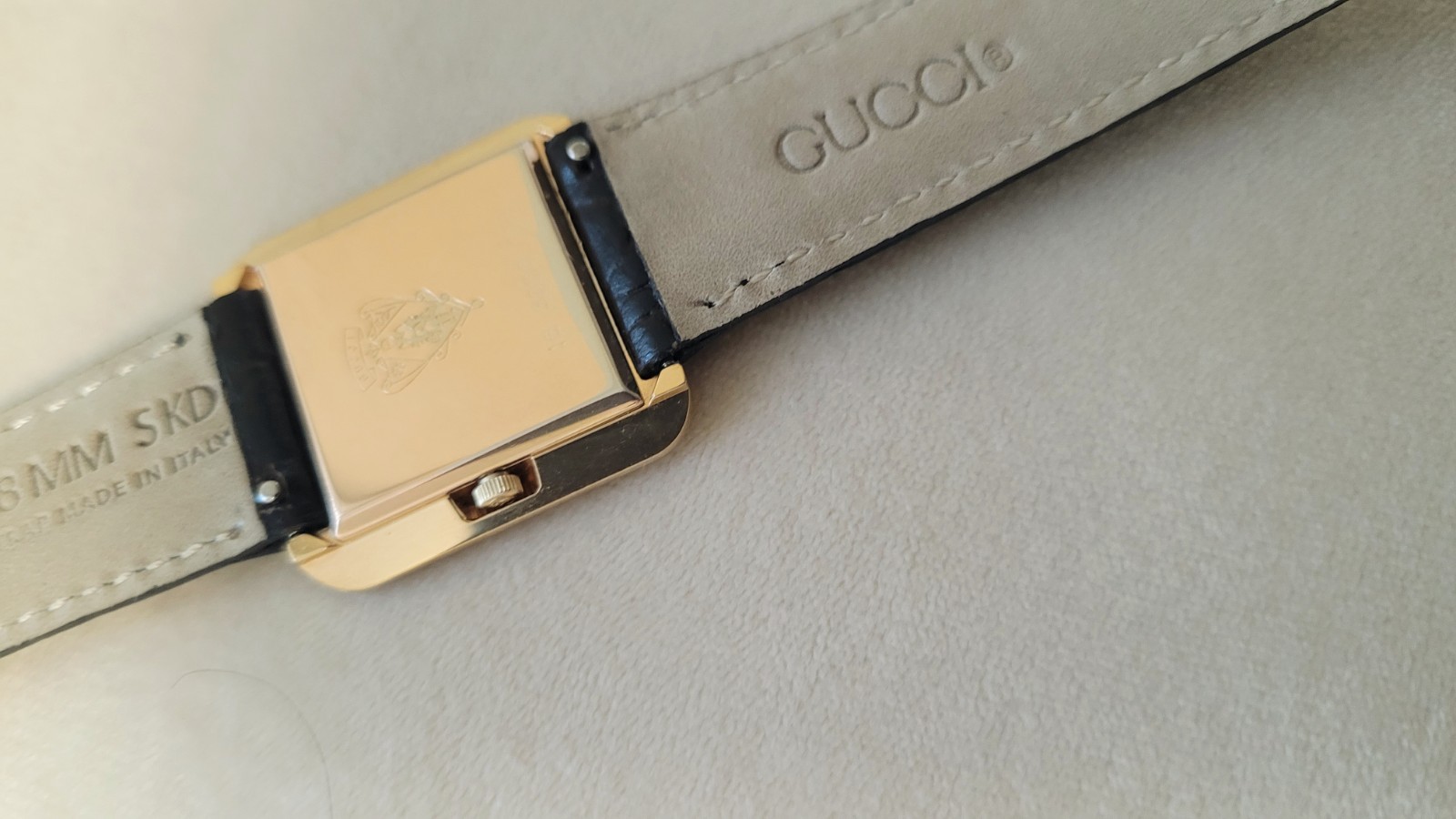 Gucci Ladies💃Watch,Authentic Swiss Made,Beautiful,Scratch Free Crystal,28MM CS