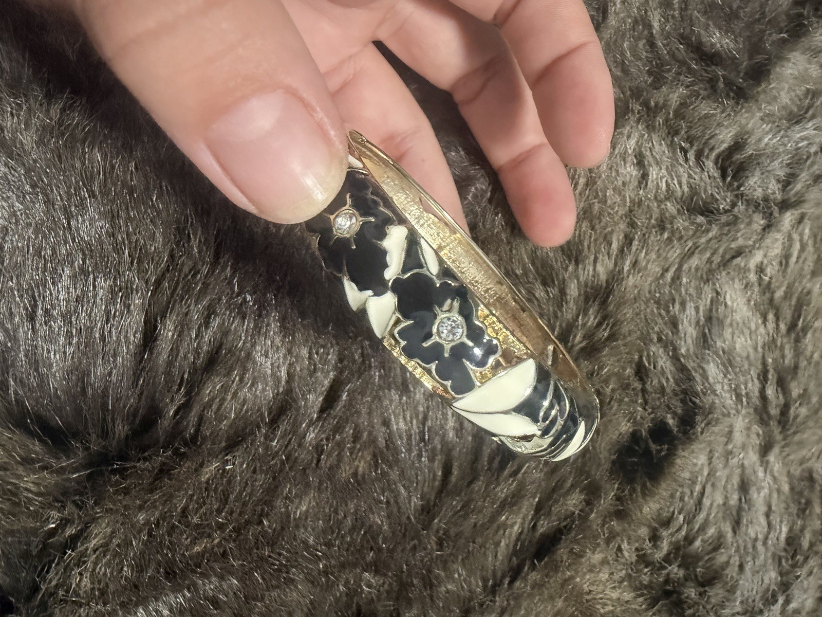 Gold Tone Black/White Enamel Floral Hinged Bangle Bracelet Flower Theme