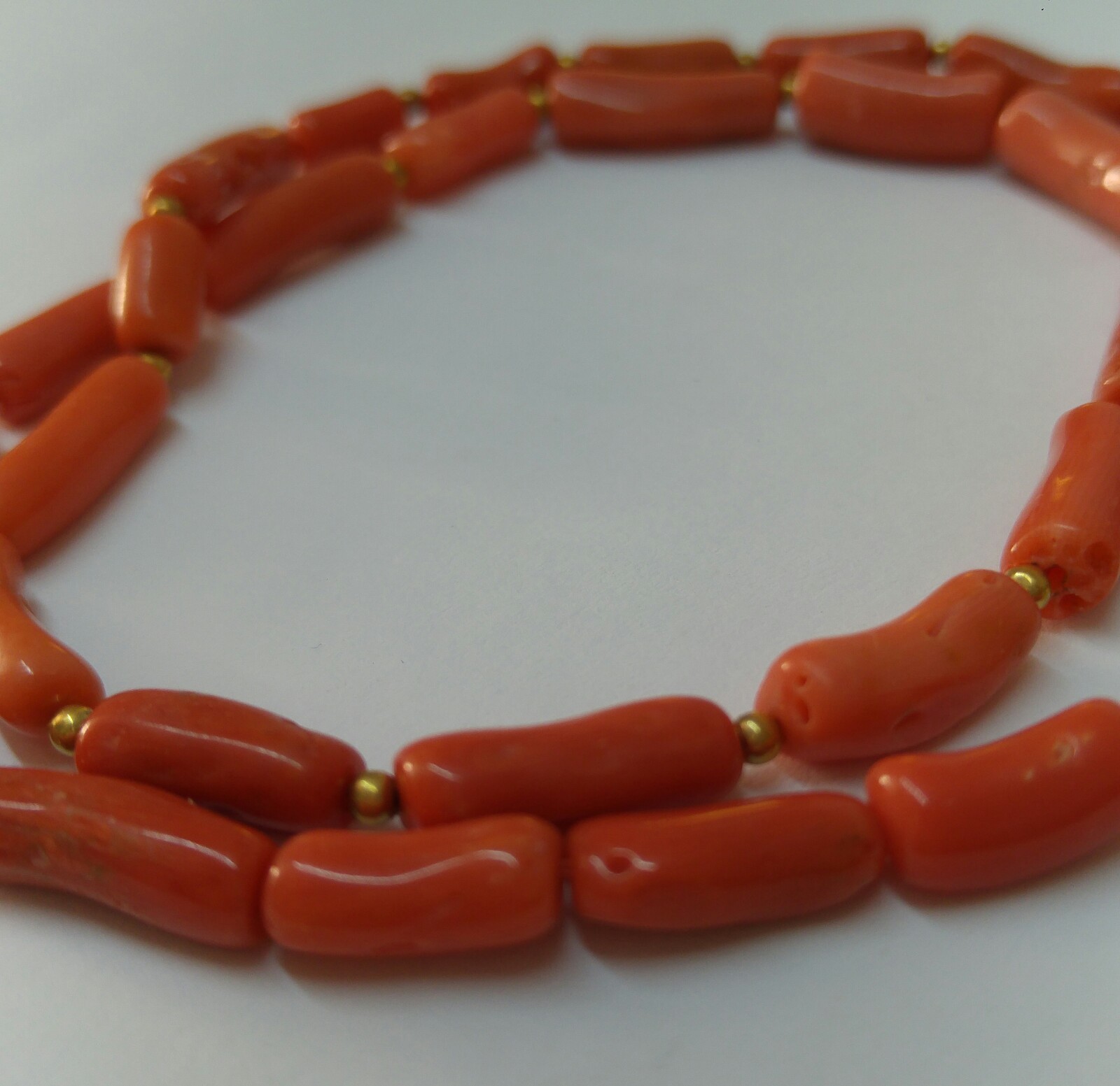 tube necklace, natural salmon coral, 18kt yellow gold, undyed