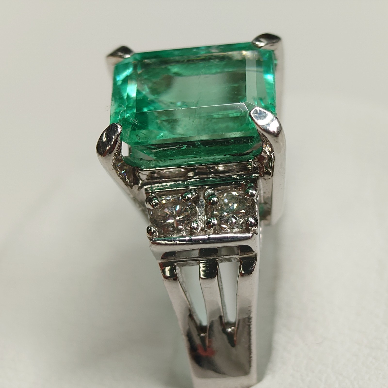 Emerald Ring, 900 Platinum RING Pt900 E2.36 D0.28 jew0001 Imported from Japan