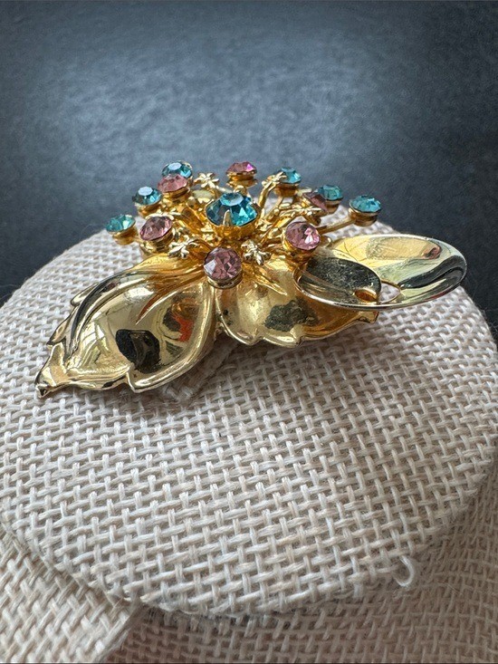 VTG 1950s Gold Tone Floral Rhinestone Pendant Brooch Pin Pink Blue Rhinestone
