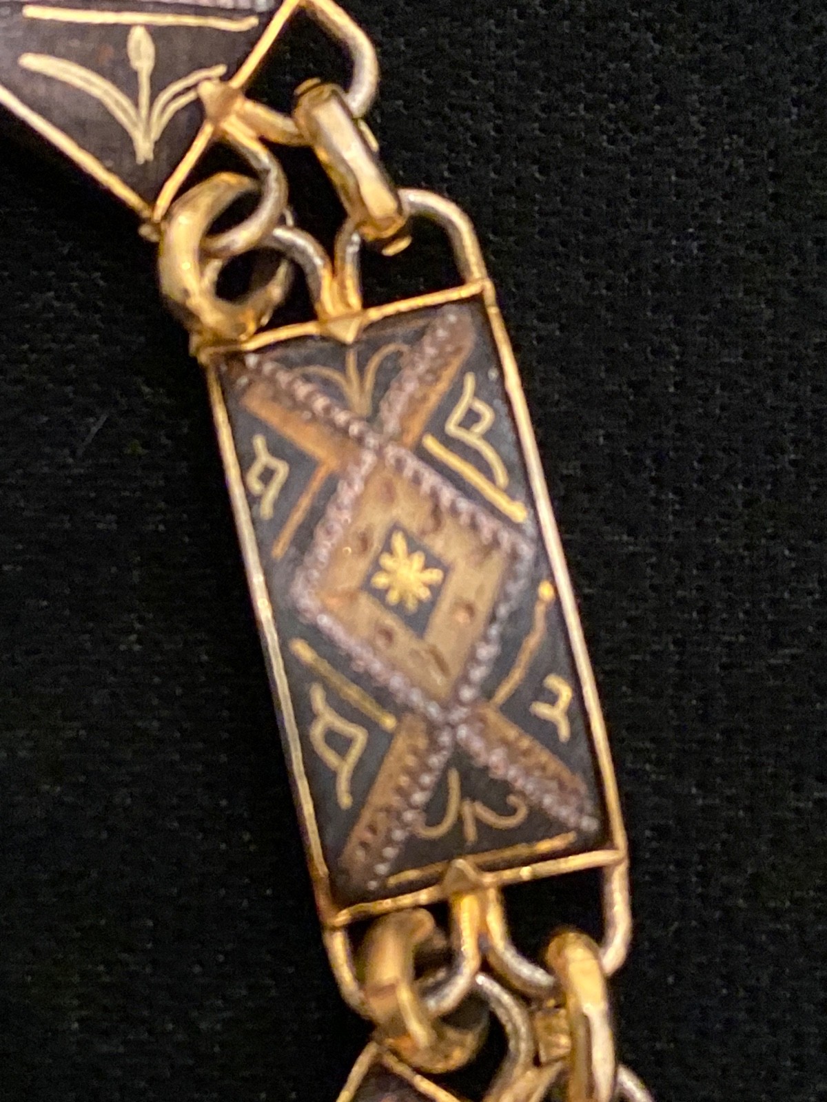 Vintage Damascene Link Bracelet Safety Chain 7.5” Gold Tone R15