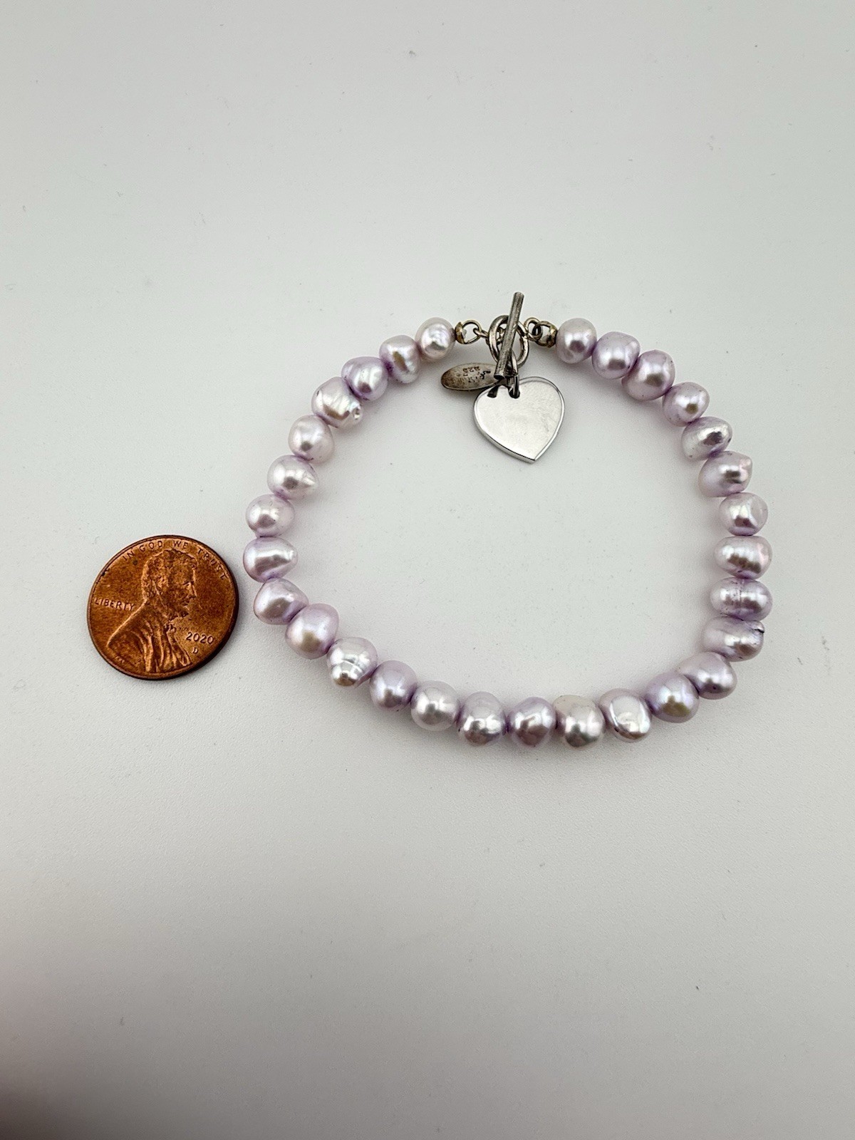 UNKNOWN ARTIST 925 SILVER DYED LILAC PEARLS 7 1/2” HEART CHARM BRACELET K842B