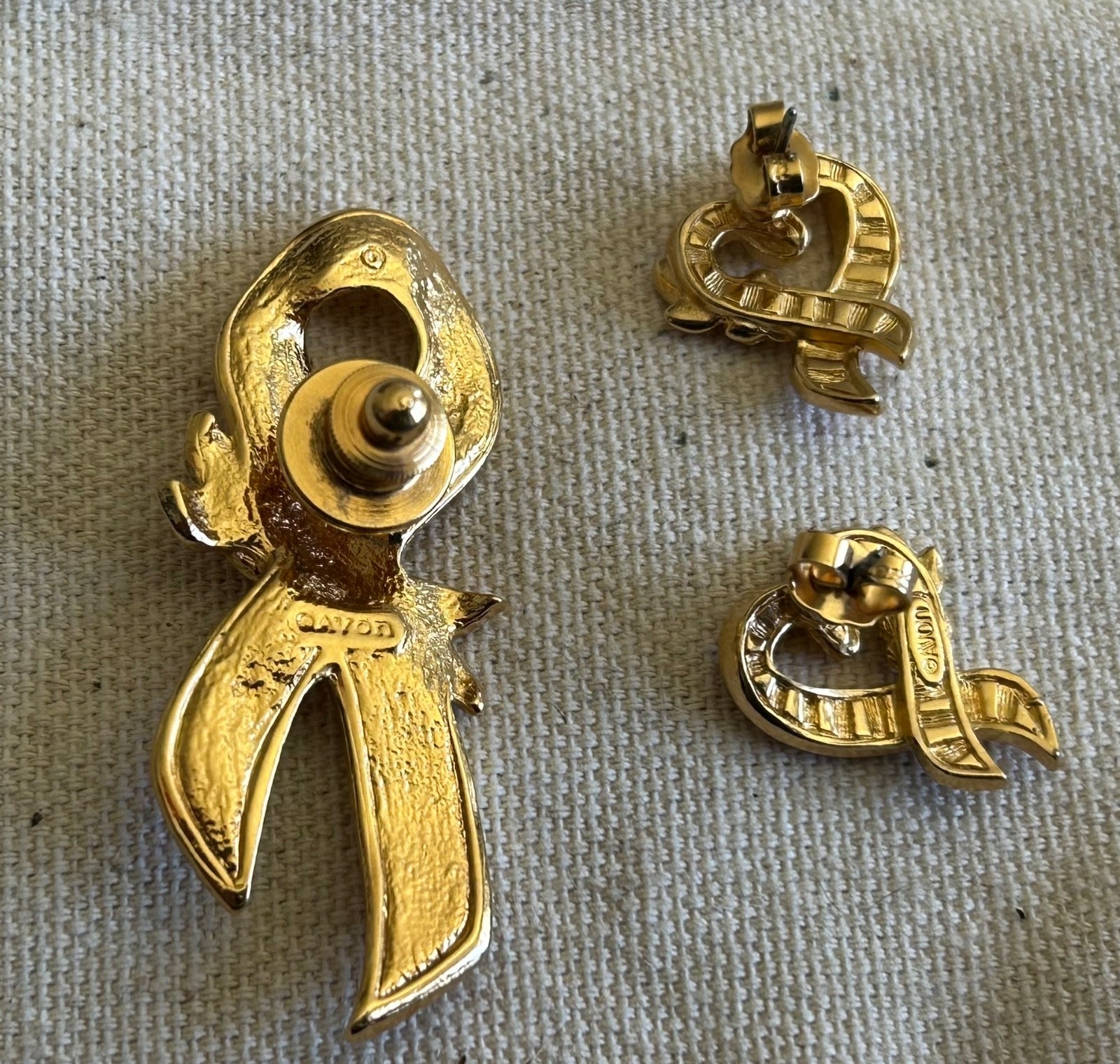 Avon Enamel Pink Ribbon Breast Cancer Awareness Gold Tone Pin & Earrings Set