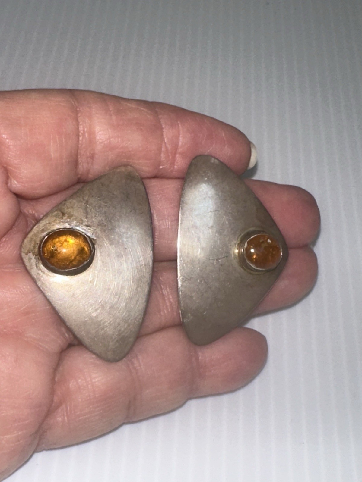 SUSAN CUMMINGS RARE MODERNIST STERLING SILVER AMBER CLIPON TRIANGULAR EARRINGS