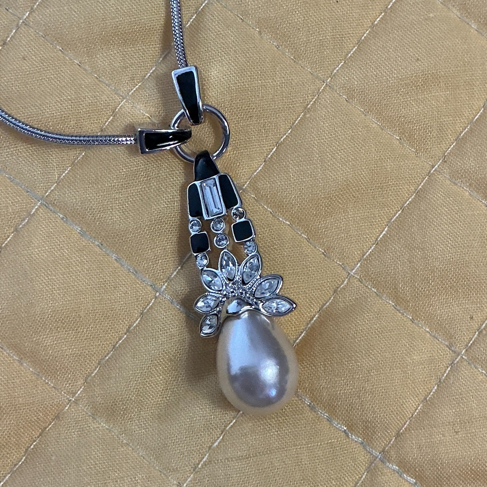 BARBARA MANDRELL SIMULATED PEARL 18” NECKLACE, A30