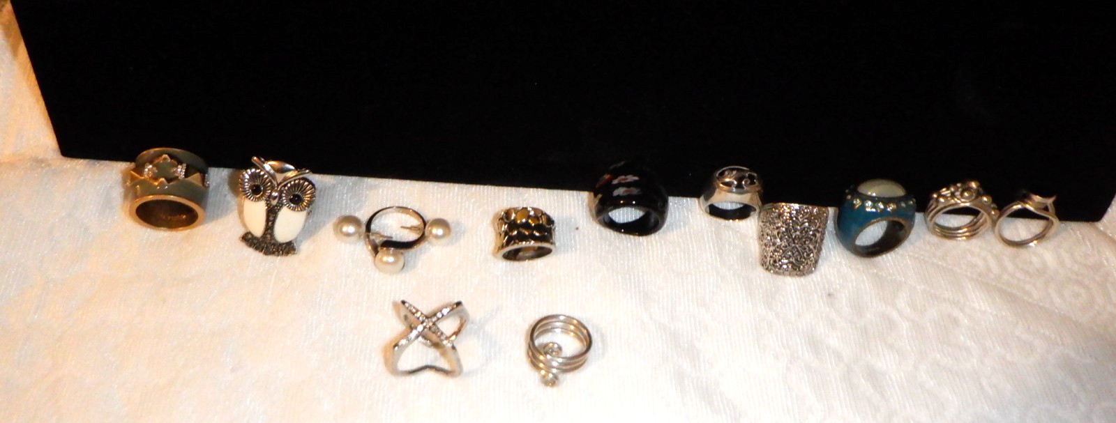 JEWELRY, 12 PIECES, RINGS, COSTUME STYLE SIZES FROM 5 TO 71/2. TWELVE PIECES.