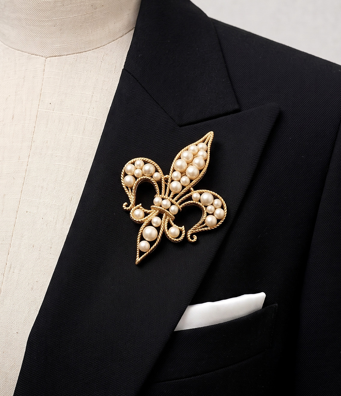 1960s vintage crwon Trifari pearl Fleur De Lis brooch timeless elegant pin