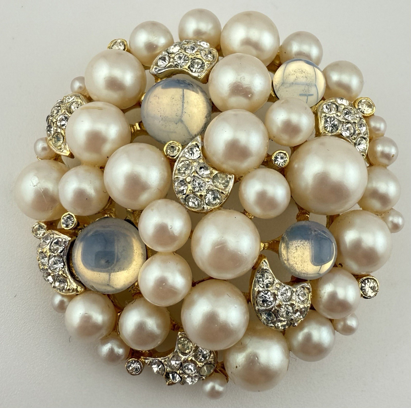 R MANDLE GOLDTONE FAUX PEARL RHINESTONE MOONGLOW RARE BROOCH K864B