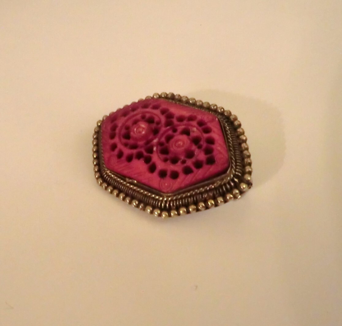 LARGE PINK BONE BROOCH WITH TAJ MAHAL- TYPE WINDOW DESIGN – HEXAGON SHAPE