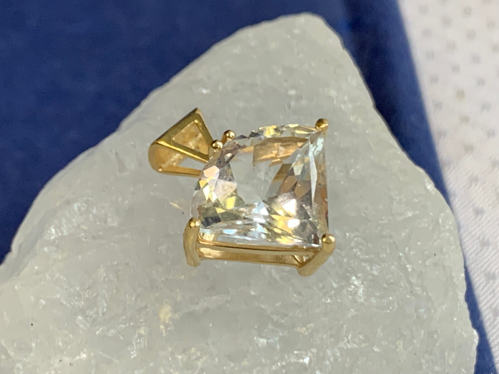 14K Yellow Gold Pendant 3.17g Fine Jewelry Clear Trilliant Stone Charm *READ*