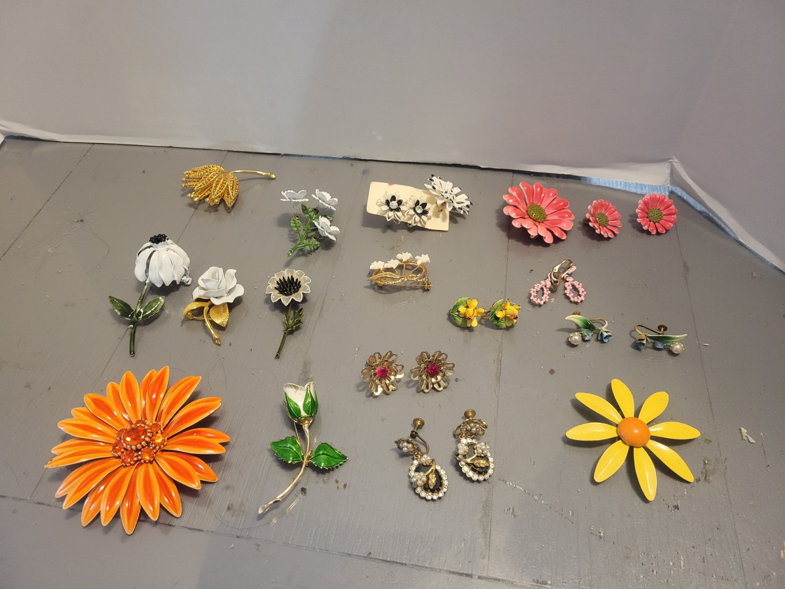 Vintage FLOWER POWER 11 ENAMEL/ METAL BROOCHES PINS And 7 Clip On Earring Pairs