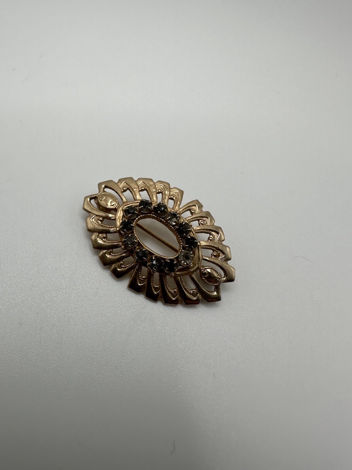 Vintage Gold Ornate Rhinestone Oval Brooch 3.6cm JB15