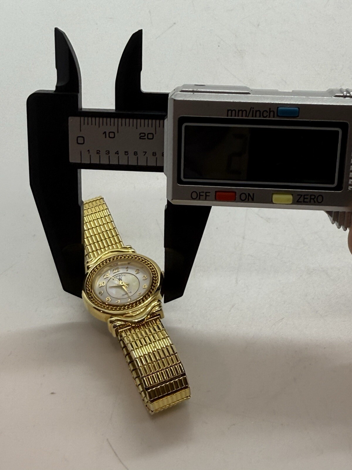Vintage Wrangler Women’s Gold Tone Watch MOP Dial Stretch Bracelet W1264QB V377