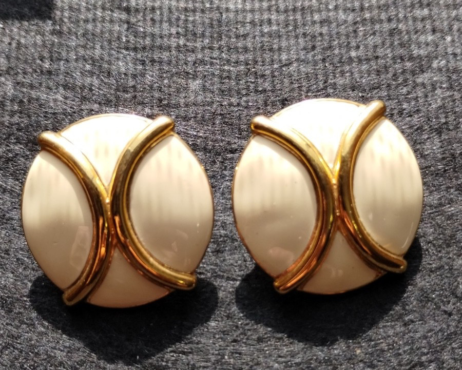 Vintage MONET Cream Beige Enamel Gold tone Round Circle Post Earrings 13