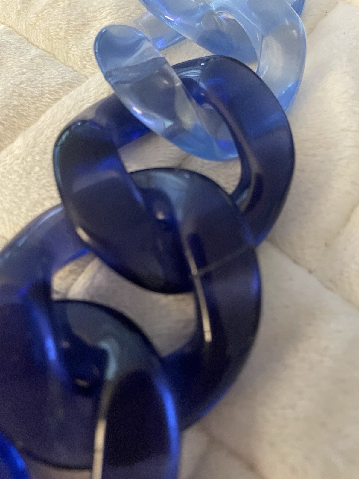 Super fun MOD 1980s multi hued Blue Lucite Necklace Acrylic bold 34” good cond