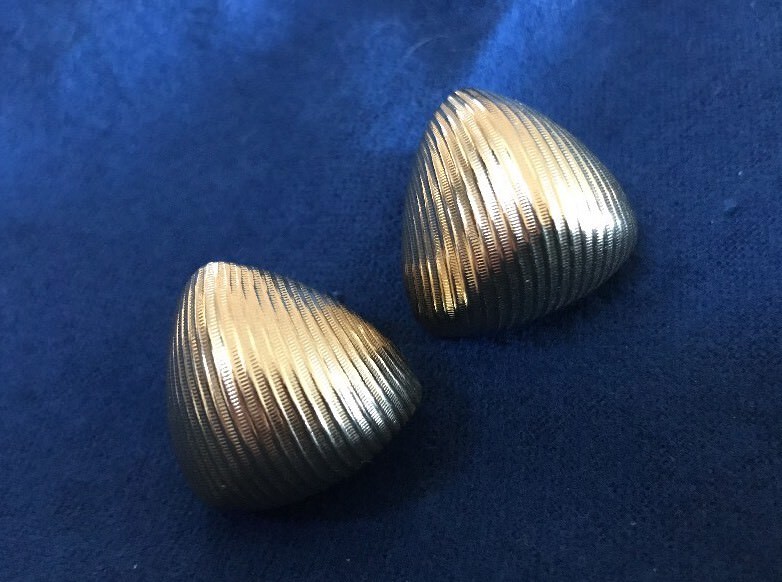 BOLD RETRO Gold Tone Triangle shape Approx 1” Clip On Earrings