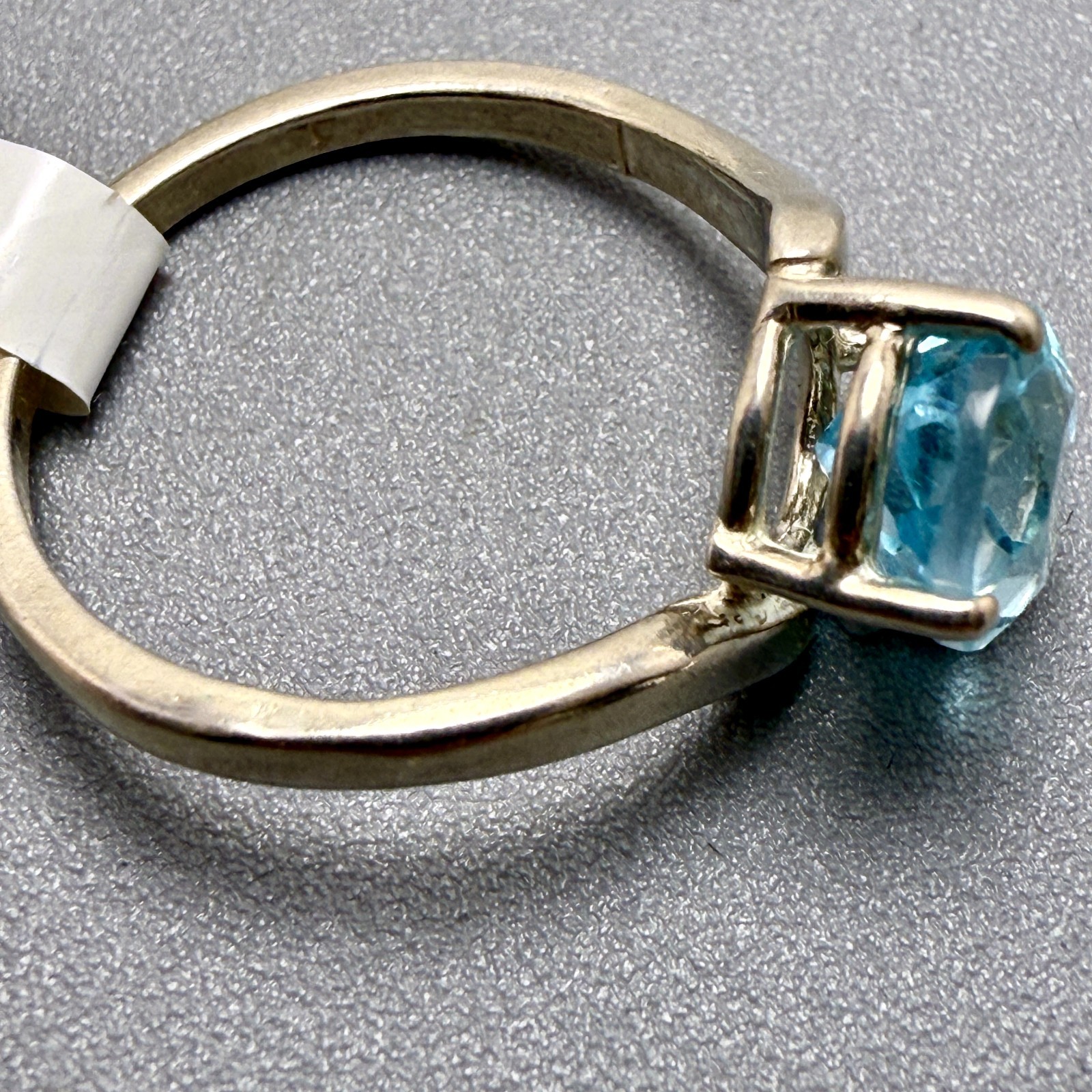 .925 2.4 grams Sterling Silver 9x7mm oval sky Blue Topaz ring Size 6.25