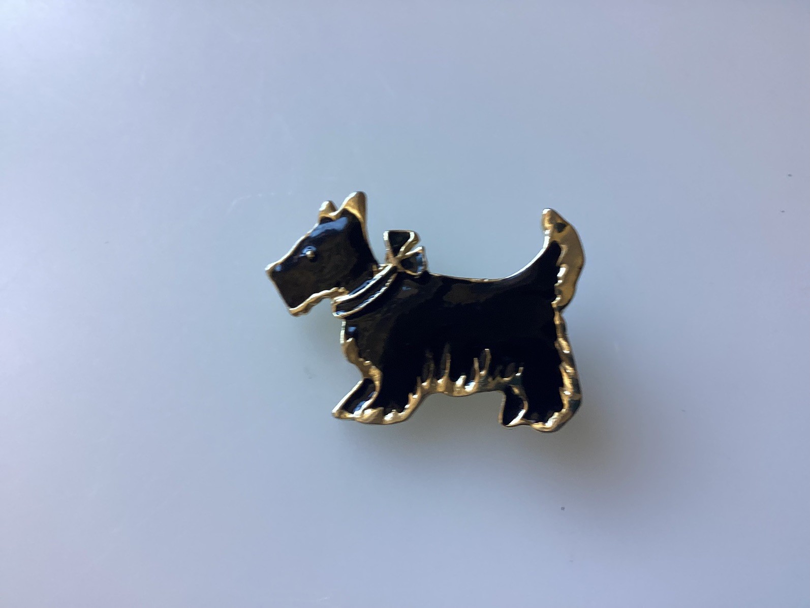 AN ATTRACTIVE BLACK AND GOLD TONED ENAMEL PIN BROOCH FEATURING S SCOTTIE DOG