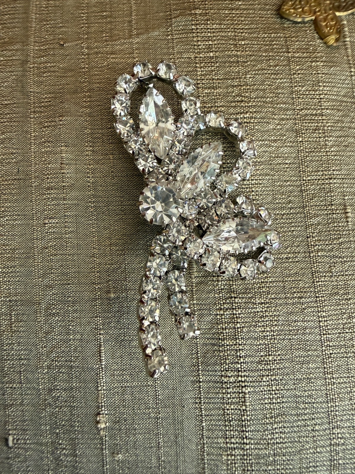 Vintage Statement clear rhinestone brooch pin bow sparkling prong set
