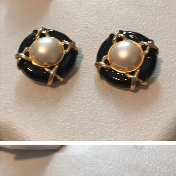 vintage 1940-1950’s Carolee Gold Navy Geometric Pearl Clip on Earrings