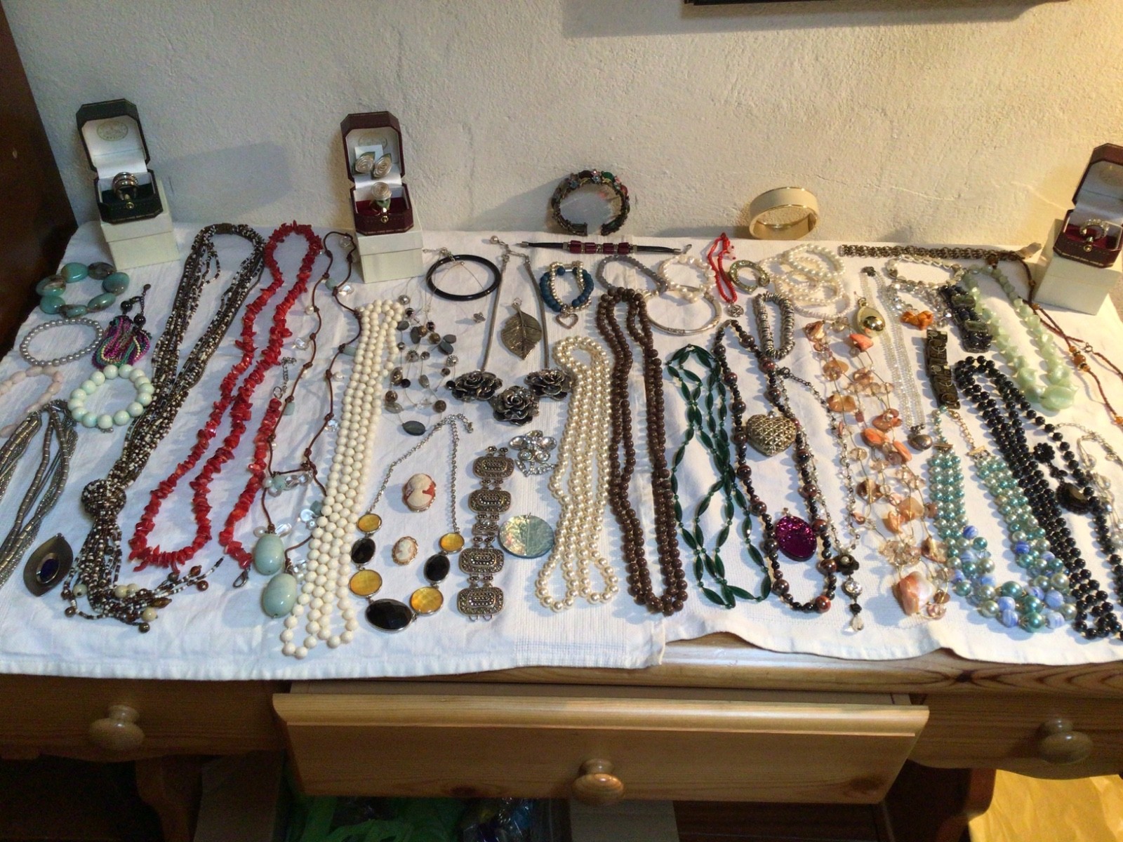 MAX LOT WITH NATURAL CORAL BRACELETS NECKLACES RINGS WITH BOXES