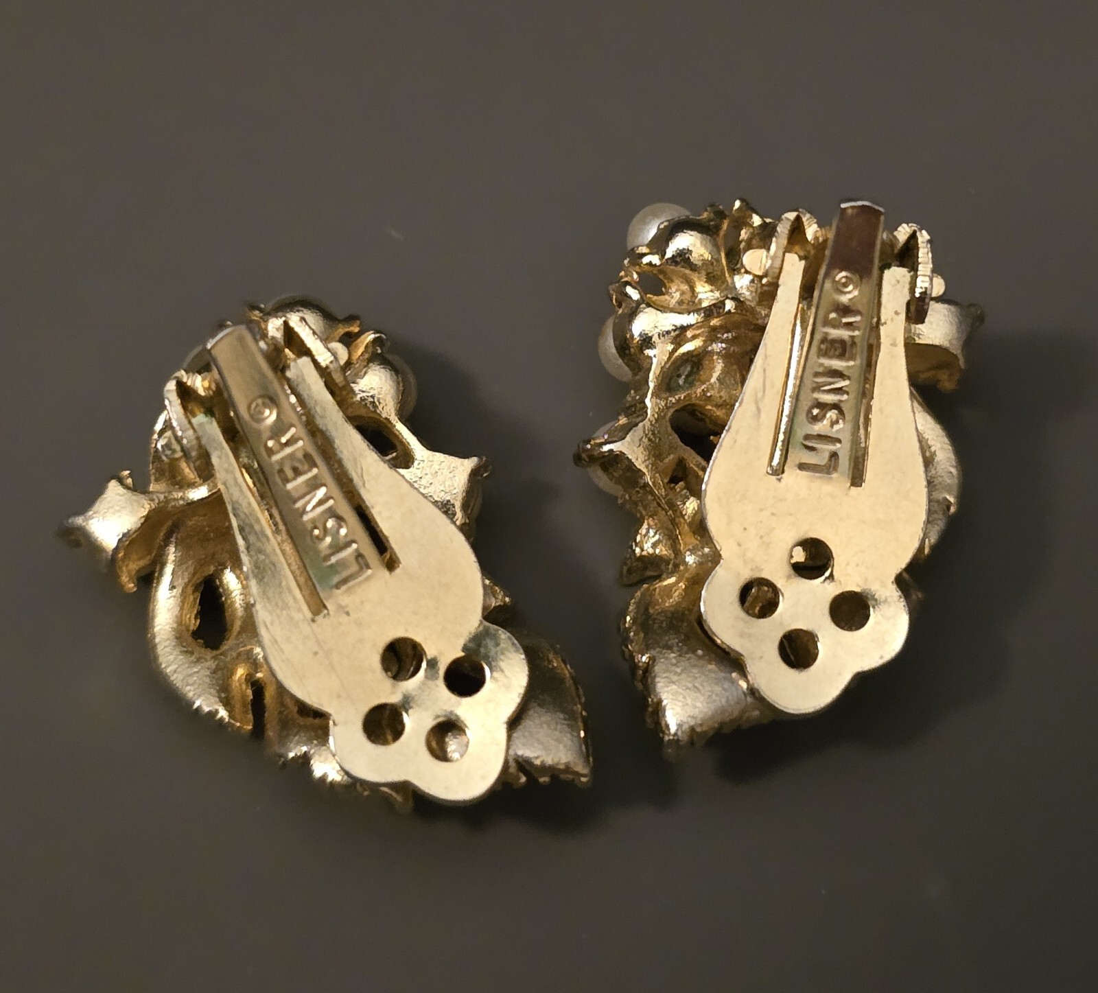 LISNER FAUX PEARLS GOLD GILTED LEAF DESIGN CLIP-ON EARRINGS-EC☆1.2″ L☆GORGEOUS