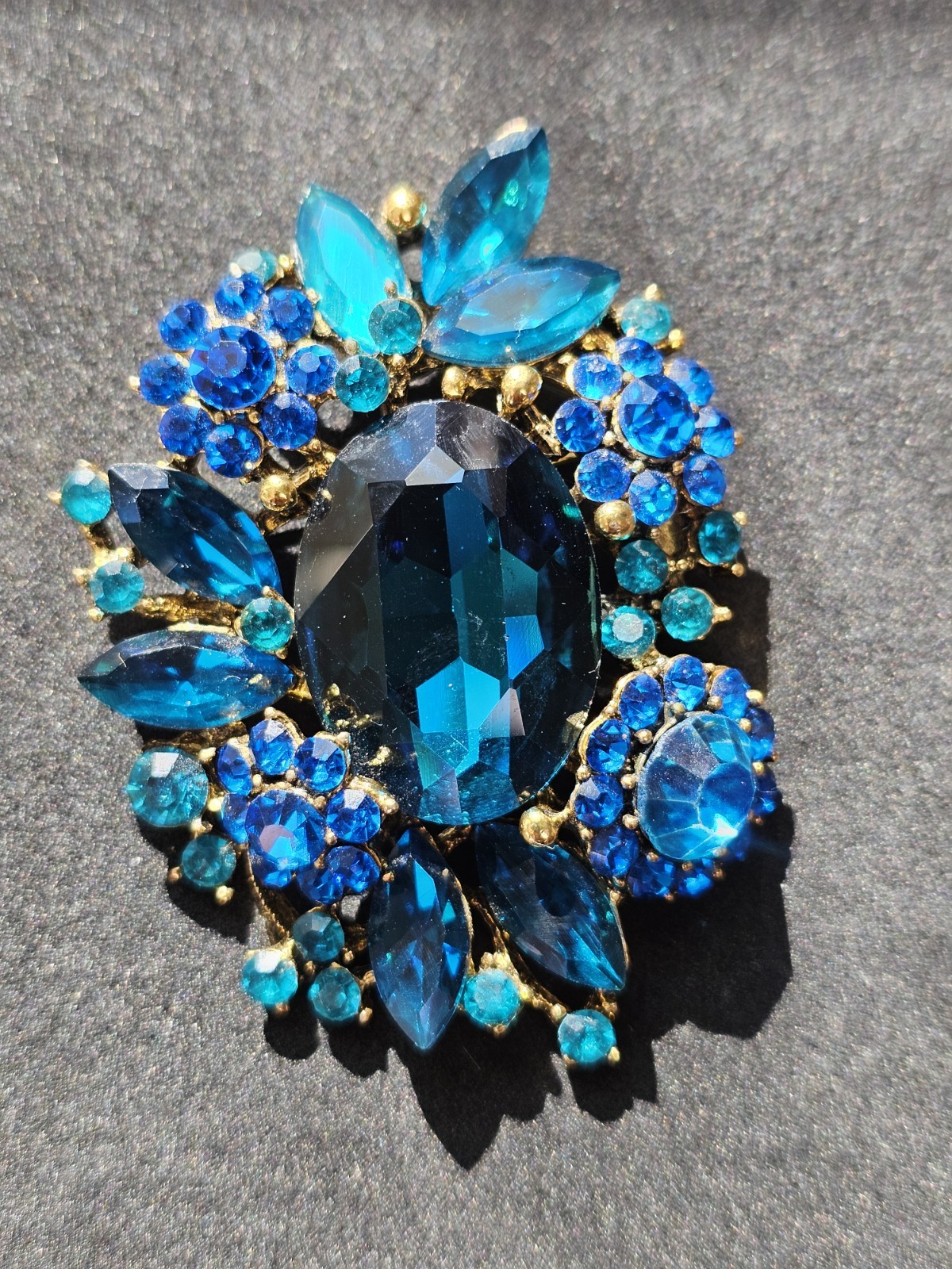 Large Brooch/Pendant Rhinestones Shades Of Blues Sparkling Bling Fashion Jewelry